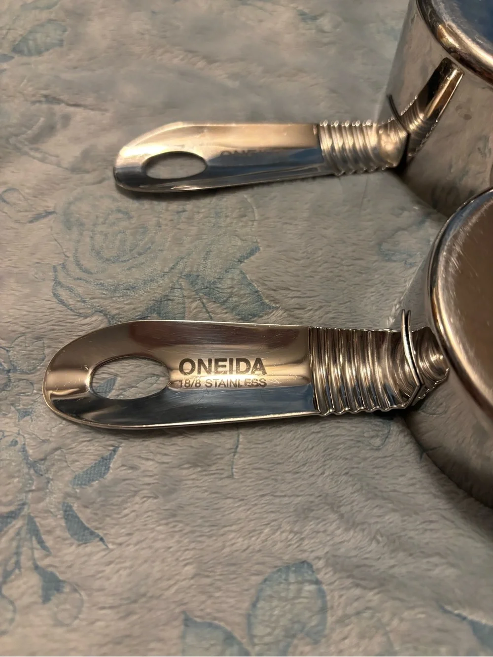 Set of 2 Stainless Steel Measuring Cups - Silver Oneida - Picture 3 of 3